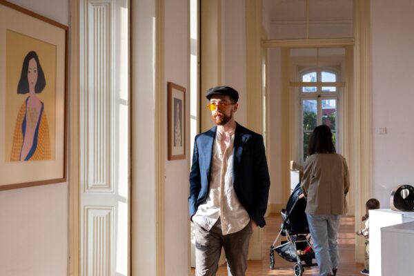 Gallery photography with people